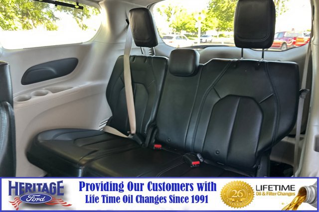 Used 2021 Chrysler Pacifica Touring-L FWD image 15