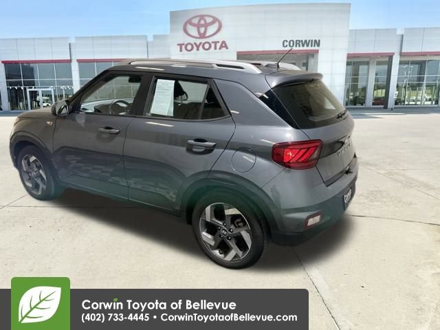 Used 2025 Hyundai Venue SEL video 3