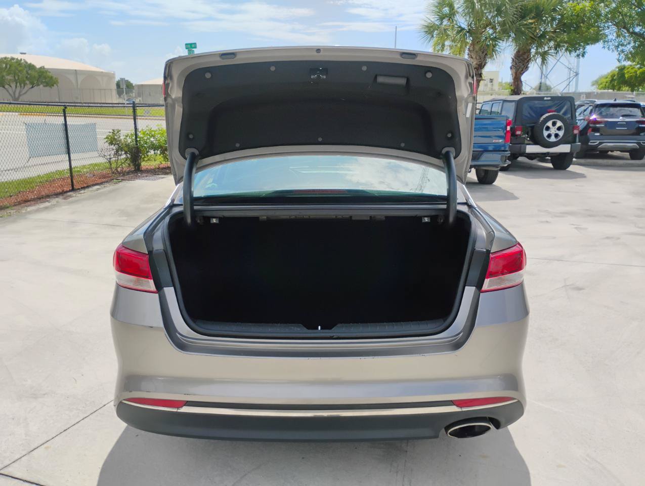 Used 2017 Kia Optima LX FWD image 9