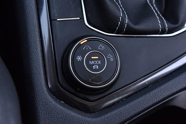 Used 2023 Volkswagen Tiguan SE w/ Panoramic Sunroof Package image 16