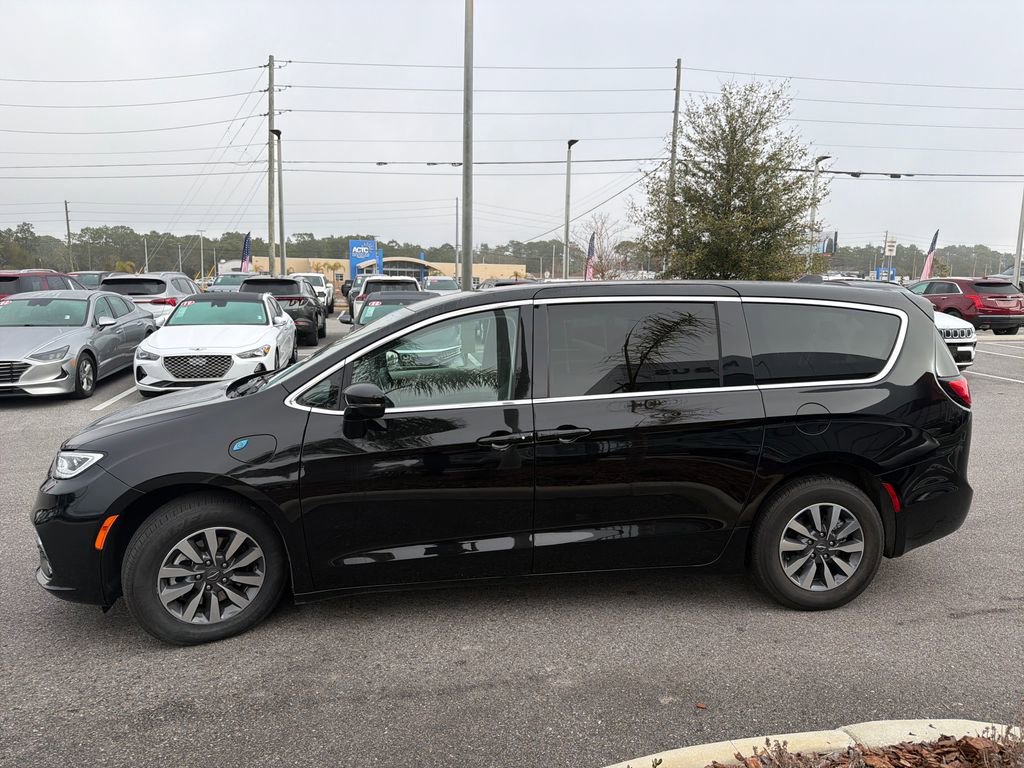 Used 2024 Chrysler Pacifica Select image 7