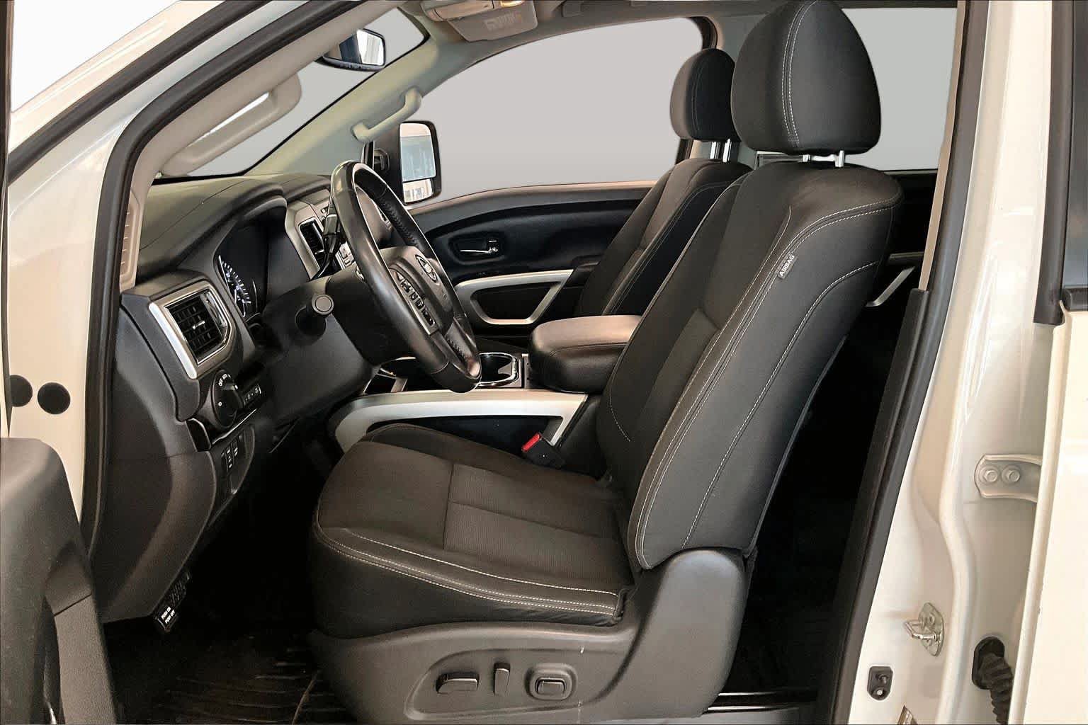 Used 2018 Nissan Titan SV w/ SV Convenience Package AWD/4WD image 7