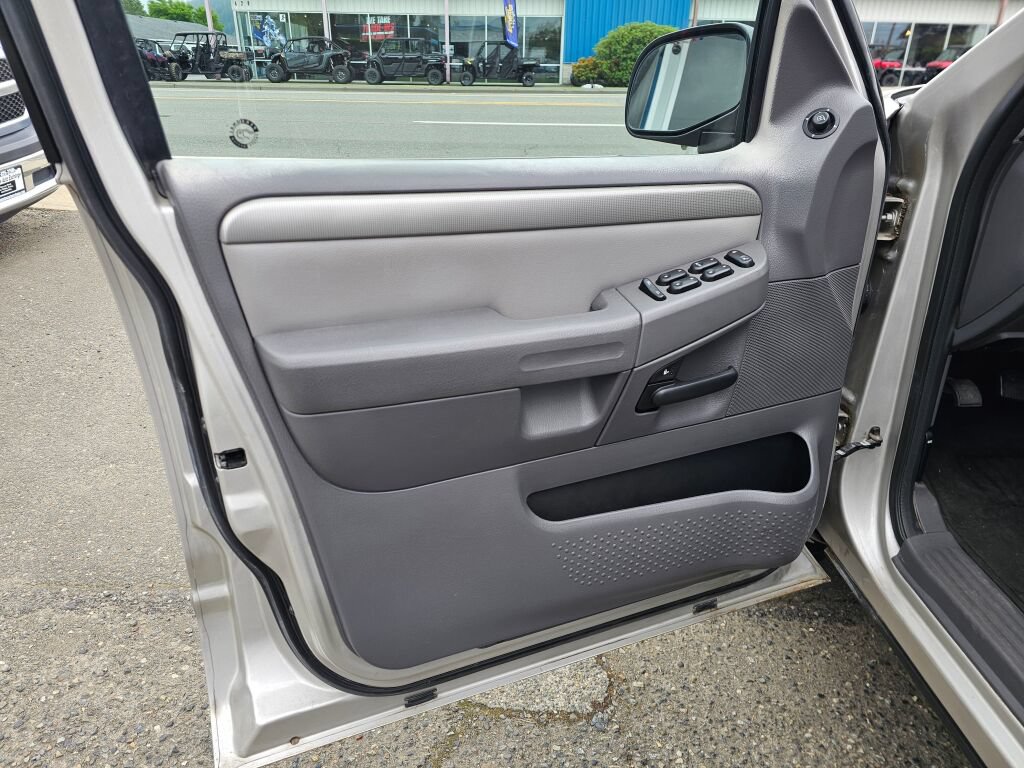 Used 2004 Ford Explorer XLT AWD/4WD image 25