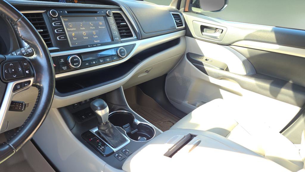 Used 2017 Toyota Highlander XLE w/ Carpet Mat Package AWD/4WD image 18