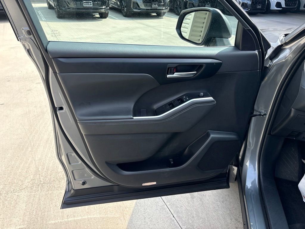 Used 2025 Toyota Highlander XLE FWD image 10