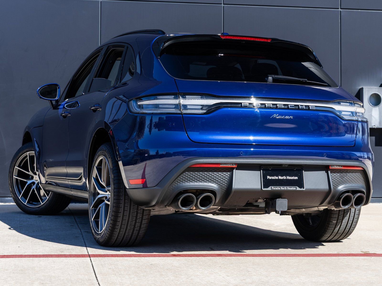 Certified 2025 Porsche Macan image 3