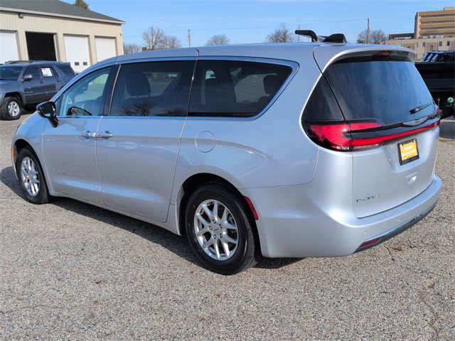 Used 2024 Chrysler Pacifica Touring-L image 3
