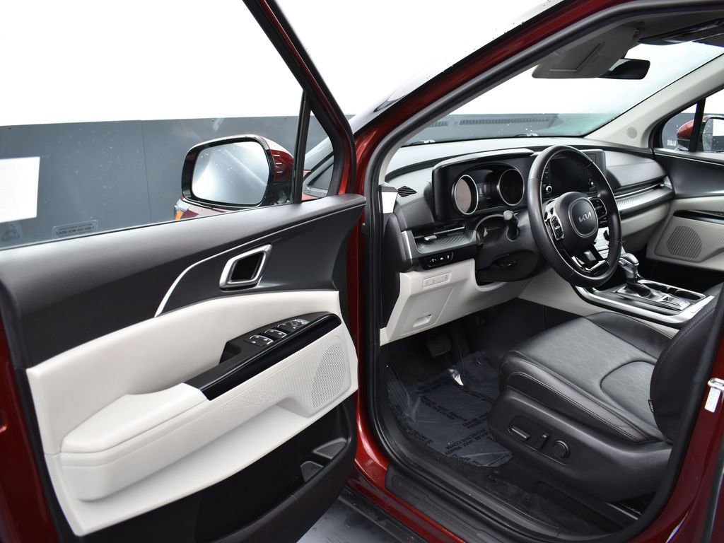 Used 2024 Kia Carnival LX image 9