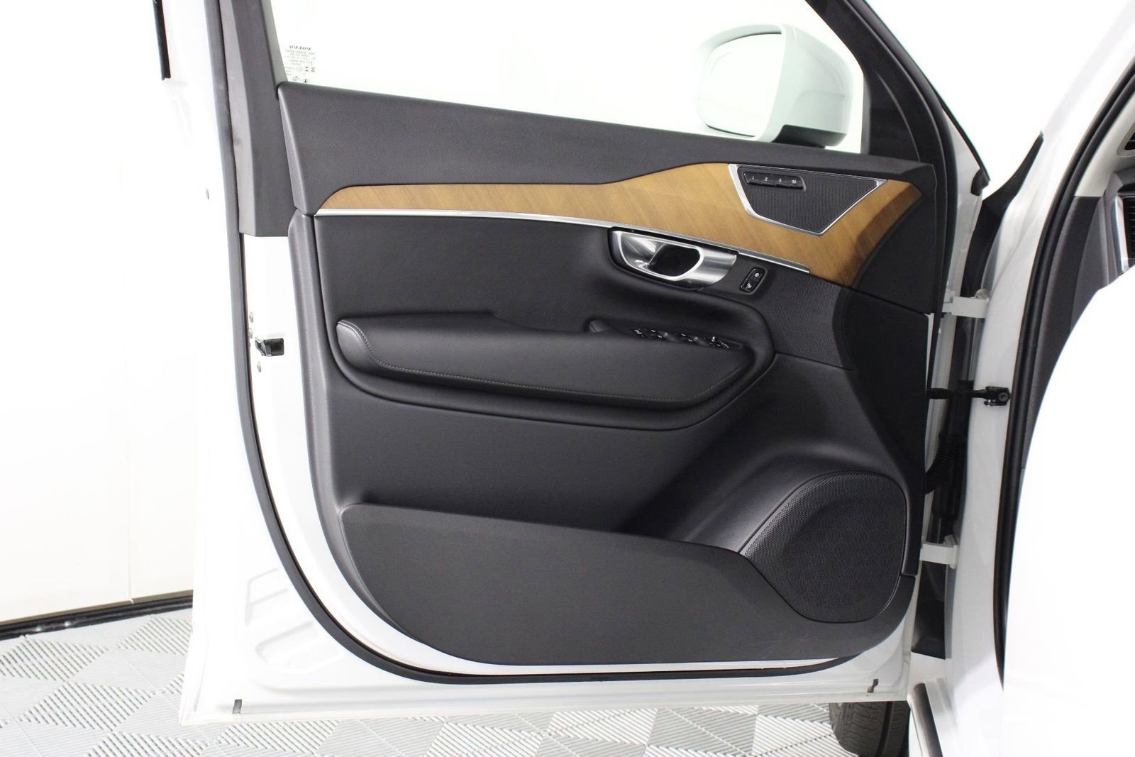 Used 2023 Volvo XC90 B5 Plus w/ Protection Package Premier AWD/4WD image 17