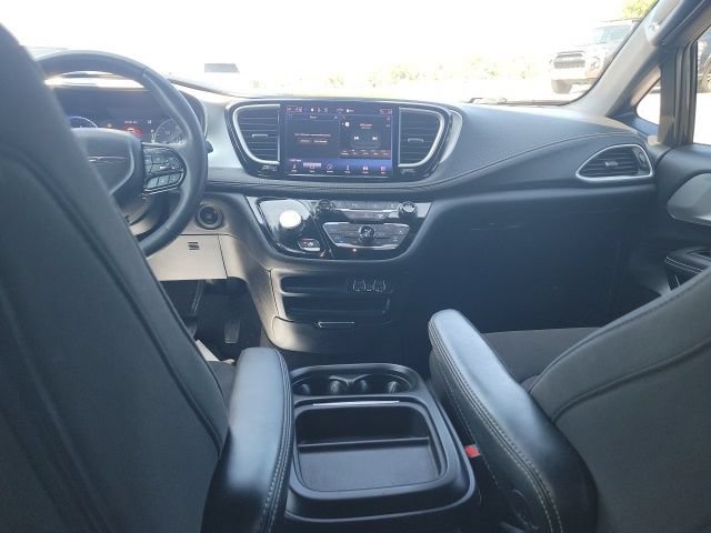 Used 2023 Chrysler Pacifica Touring FWD image 31