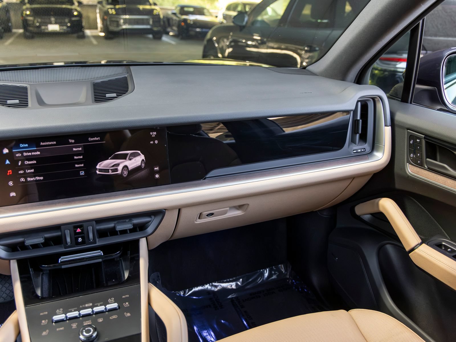 Certified 2025 Porsche Cayenne AWD/4WD image 46