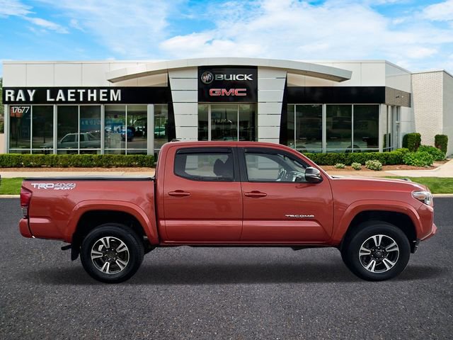 Used 2017 Toyota Tacoma TRD Off-Road image 5