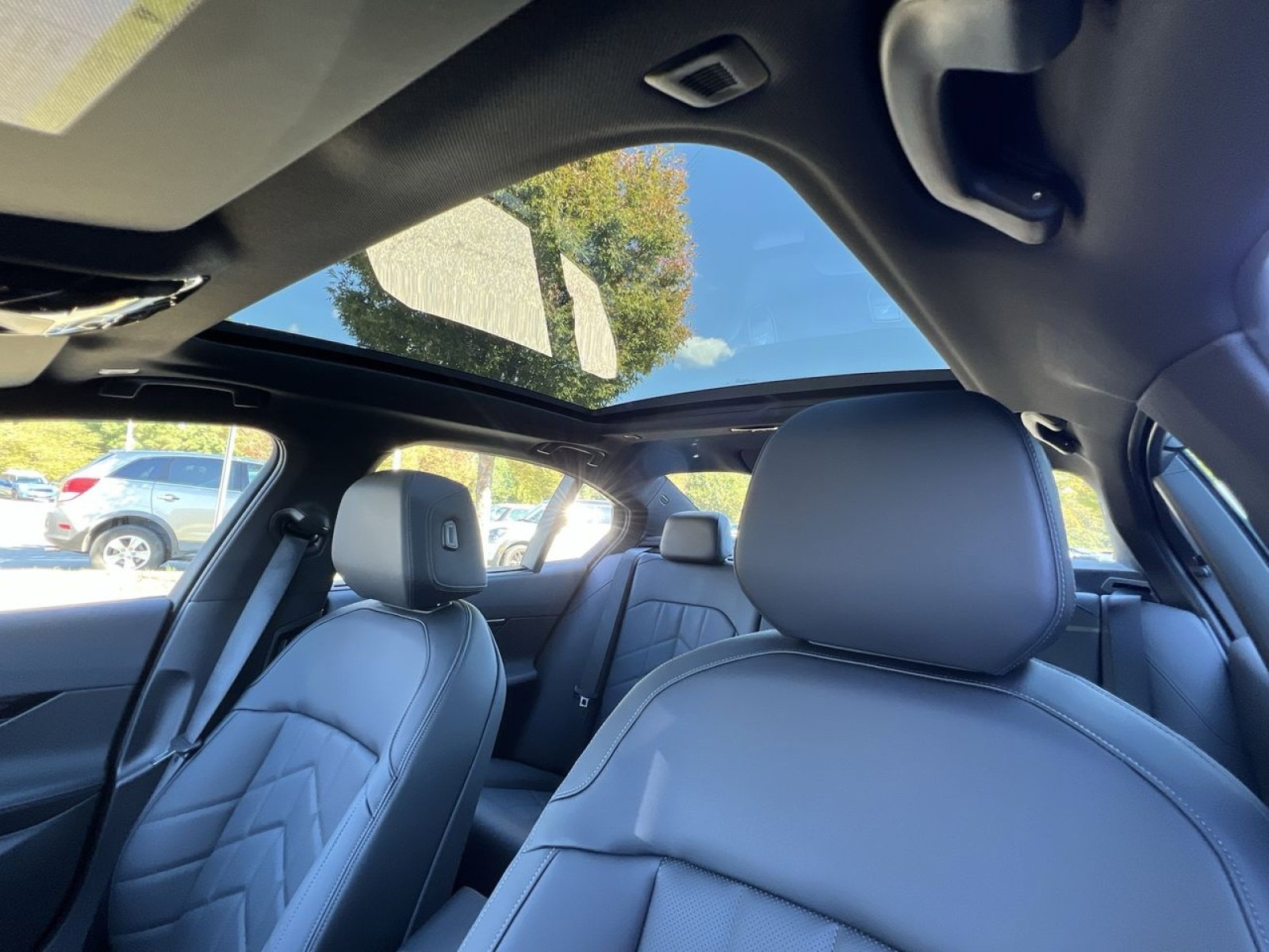 New 2026 BMW 550e xDrive w/ Executive Package image 21