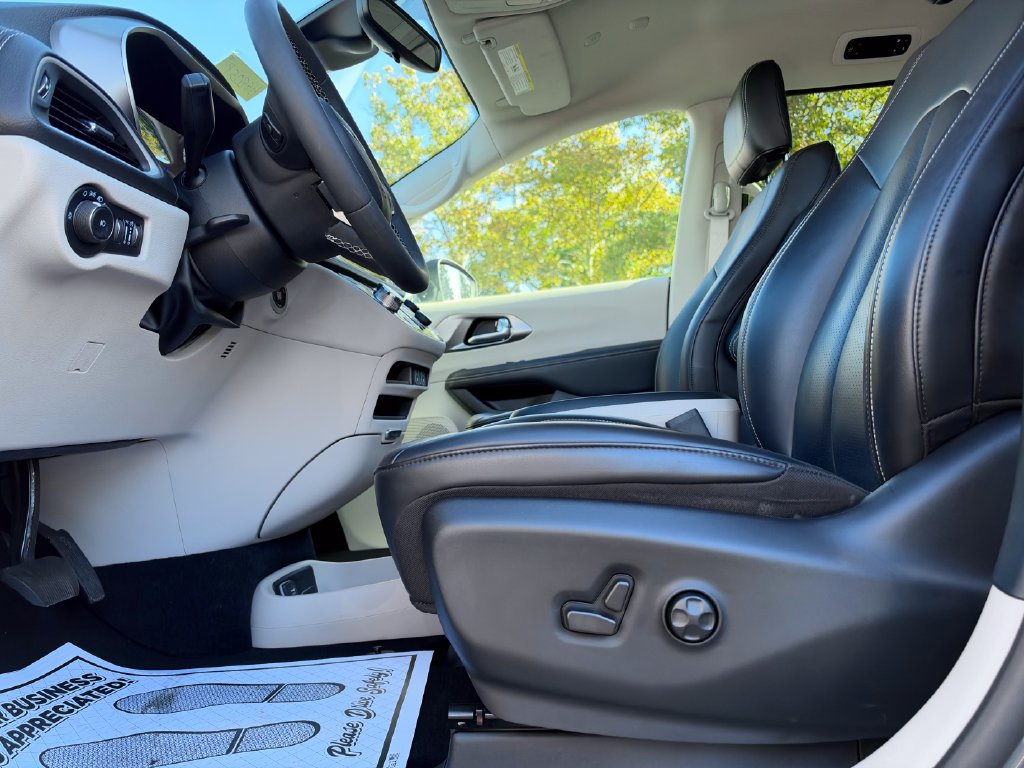 Used 2023 Chrysler Pacifica Touring-L FWD image 19