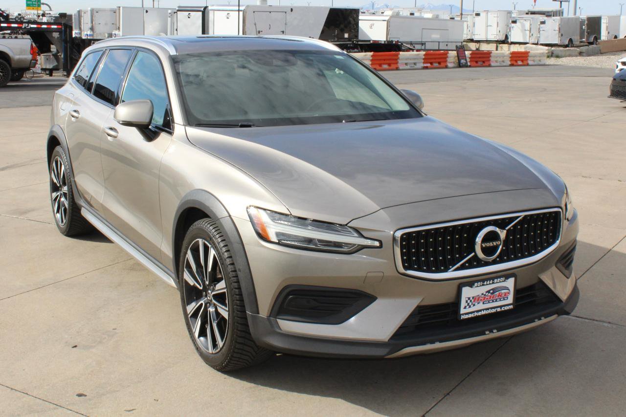 Used 2020 Volvo V60 T5 Cross Country image 4