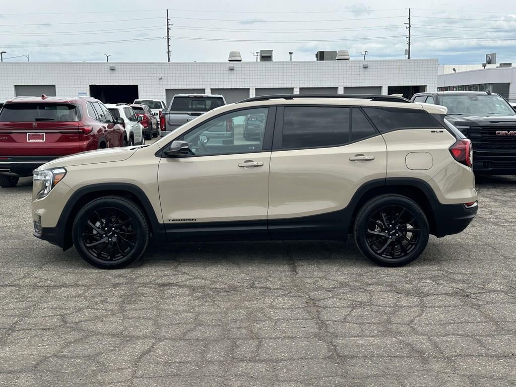 Used 2023 GMC Terrain SLE w/ Driver Convenience Package image 2