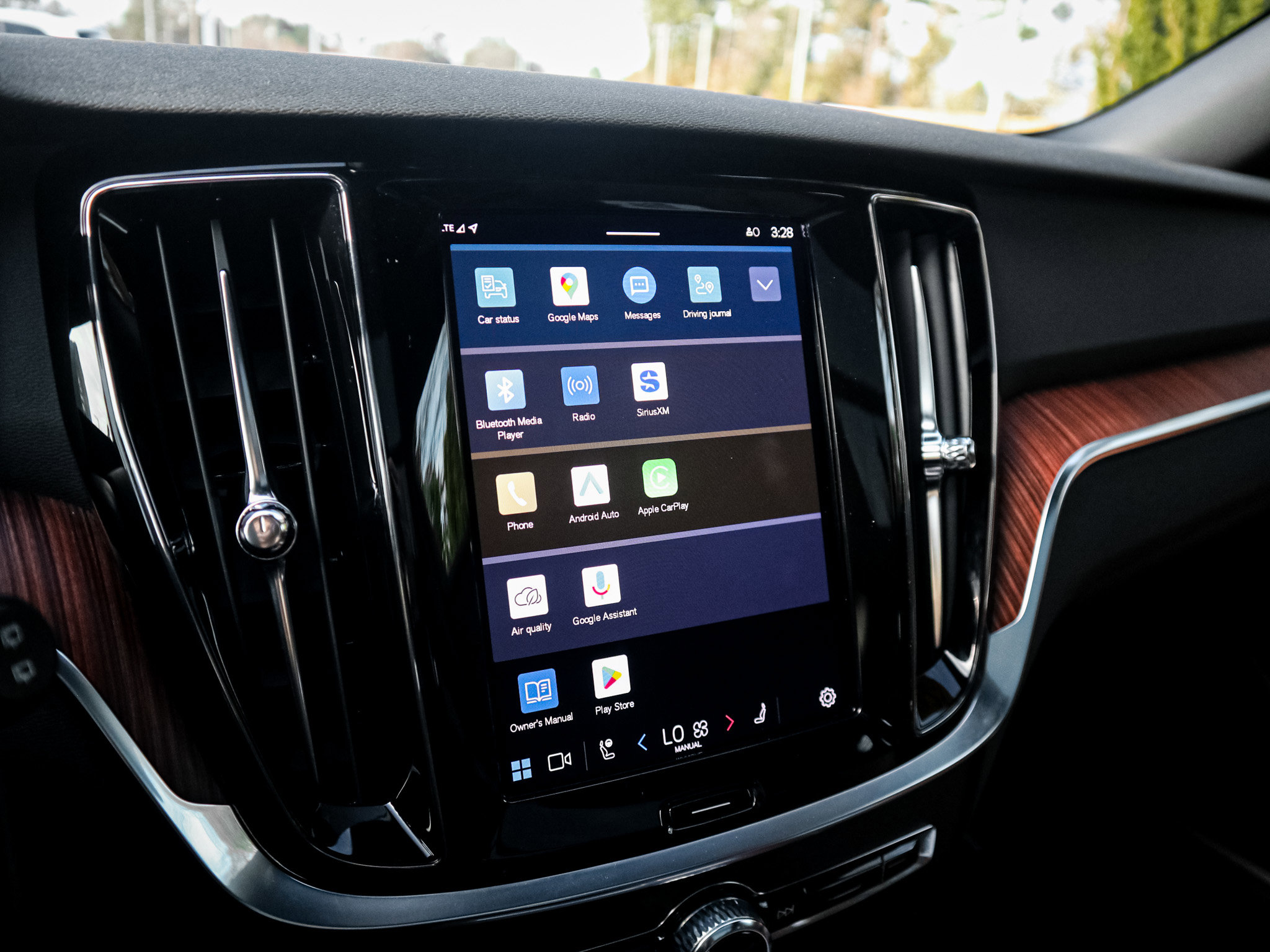 Used 2025 Volvo V60 B5 Cross Country Plus image 23