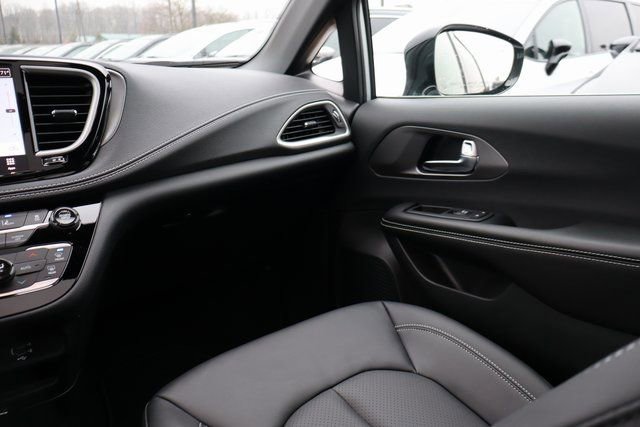 New 2026 Chrysler Pacifica Select FWD image 44