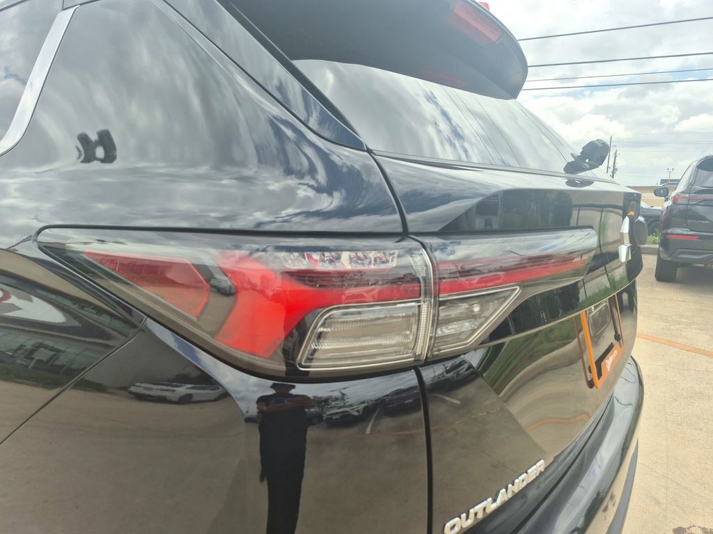 Used 2025 Mitsubishi Outlander ES image 31