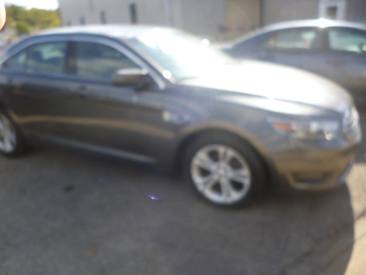 Used 2015 Ford Taurus SEL image 2