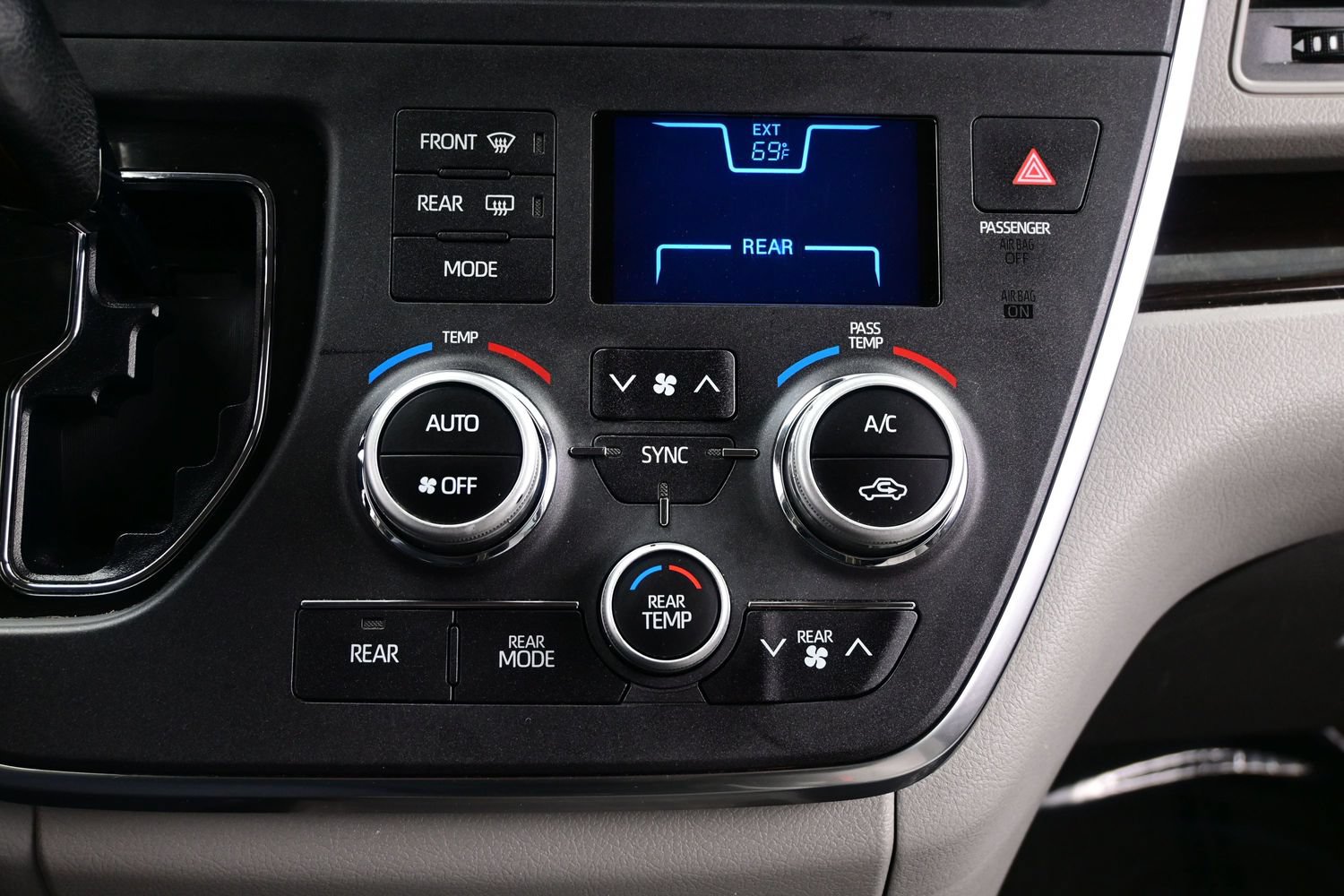 Used 2018 Toyota Sienna XLE FWD image 22