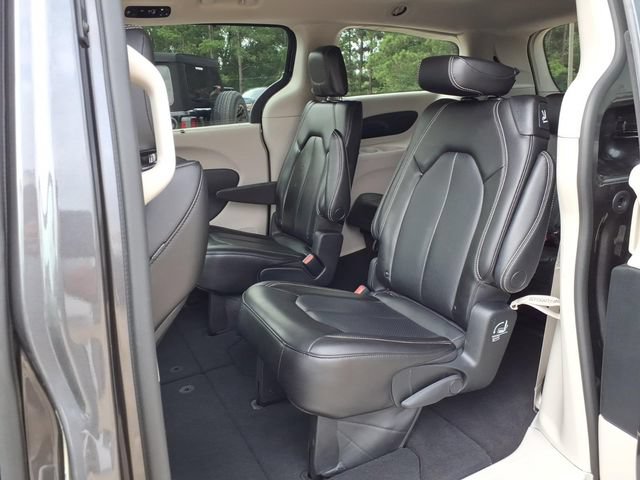 Used 2023 Chrysler Pacifica Touring-L FWD image 16