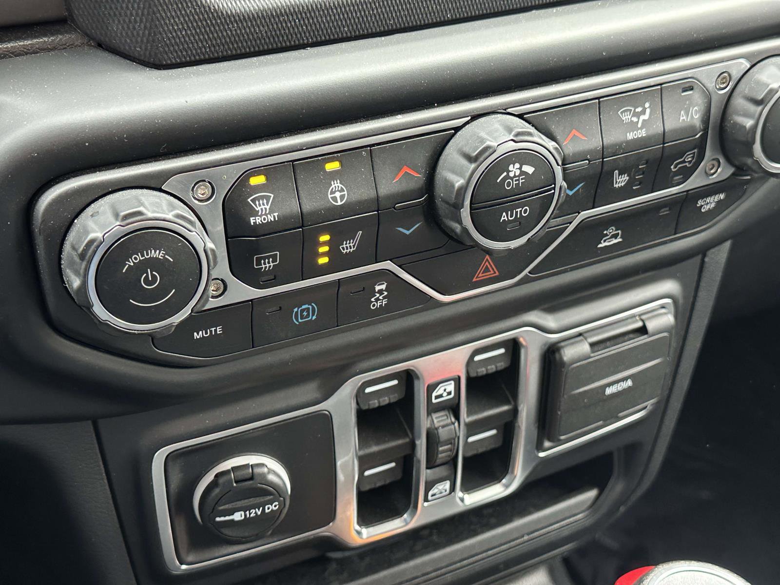 Used 2023 Jeep Wrangler Unlimited w/ Cold Weather Group image 28