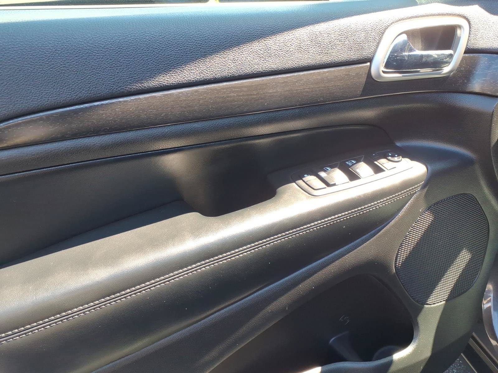 Used 2018 Jeep Grand Cherokee Laredo AWD/4WD image 10