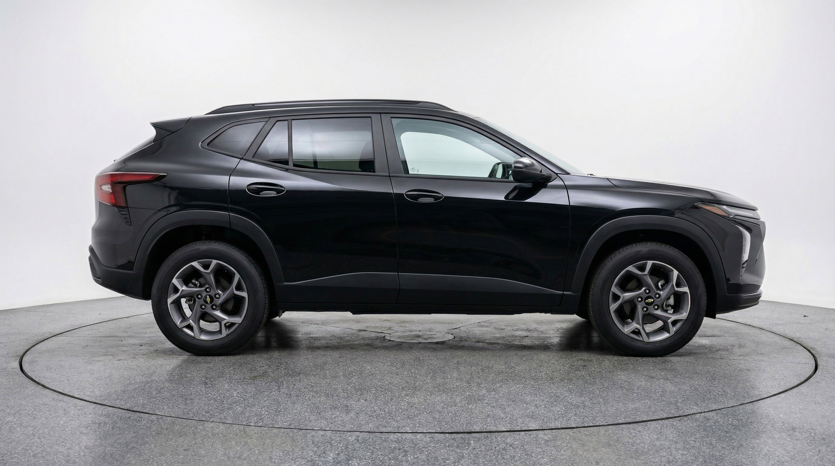 Used 2025 Chevrolet Trax LT FWD image 11