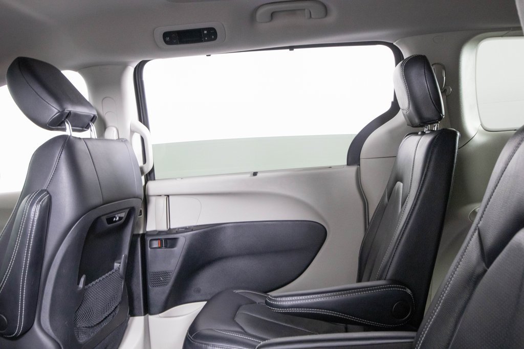 Used 2022 Chrysler Pacifica Touring-L image 16