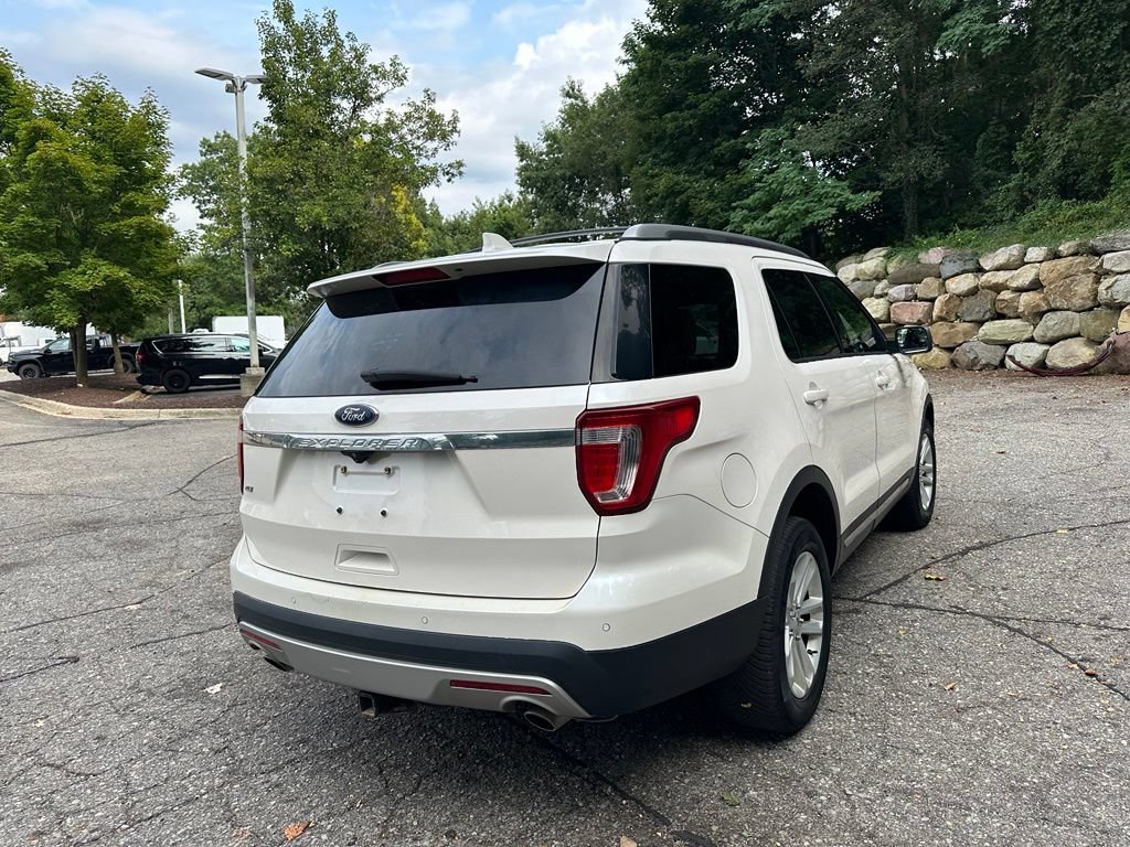 Used 2017 Ford Explorer XLT w/ Equipment Group 202A FWD image 5