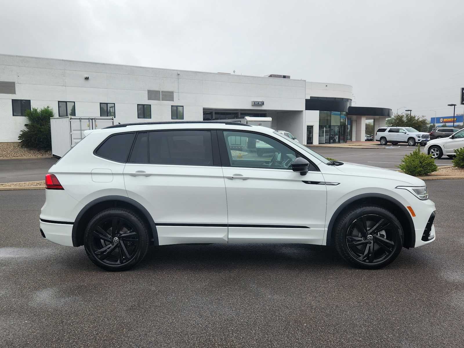 Used 2024 Volkswagen Tiguan SE R-Line AWD/4WD image 2