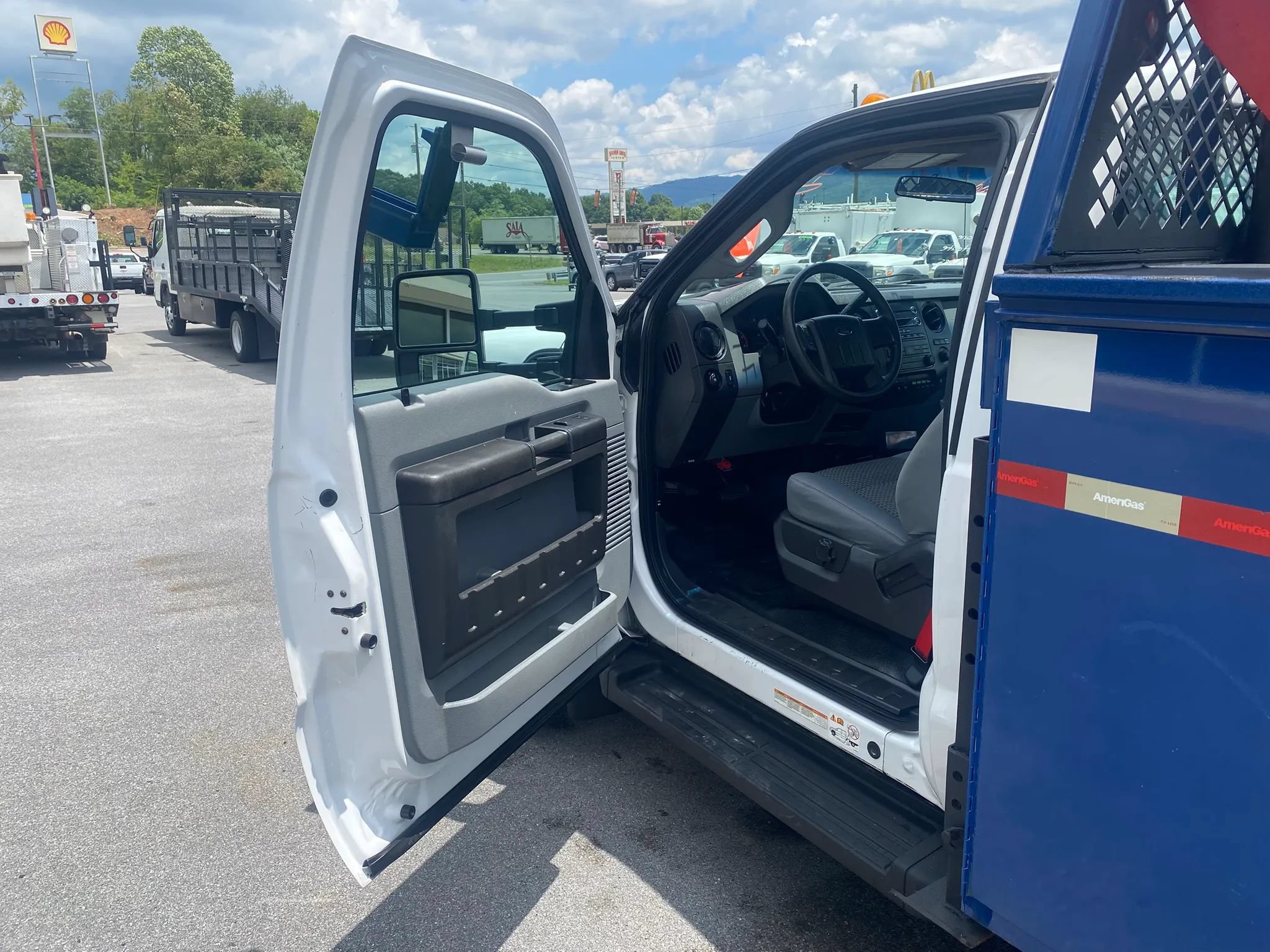 Used 2014 Ford F550 4x4 Regular Cab Super Duty image 8