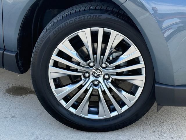 Used 2024 Toyota Venza XLE image 2