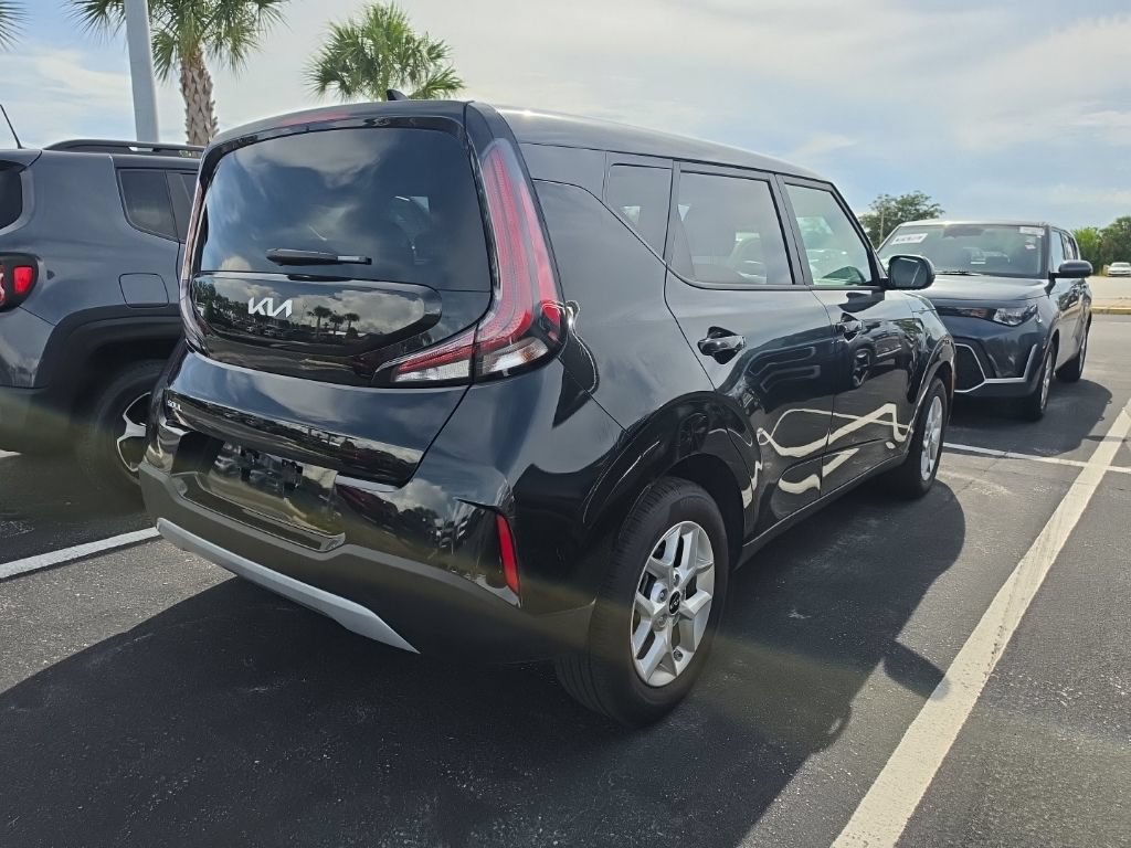 Certified 2025 Kia Soul LX w/ LX Technology Package FWD image 17