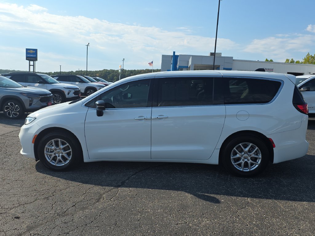 Used 2024 Chrysler Pacifica Touring-L FWD image 5