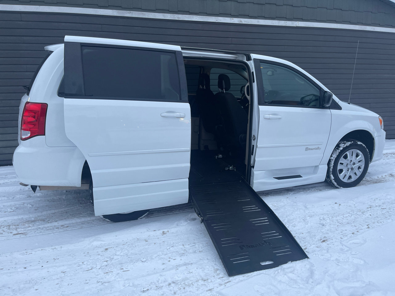 Used 2016 Dodge Grand Caravan SE w/ Quick Order Package 29E SE image 4