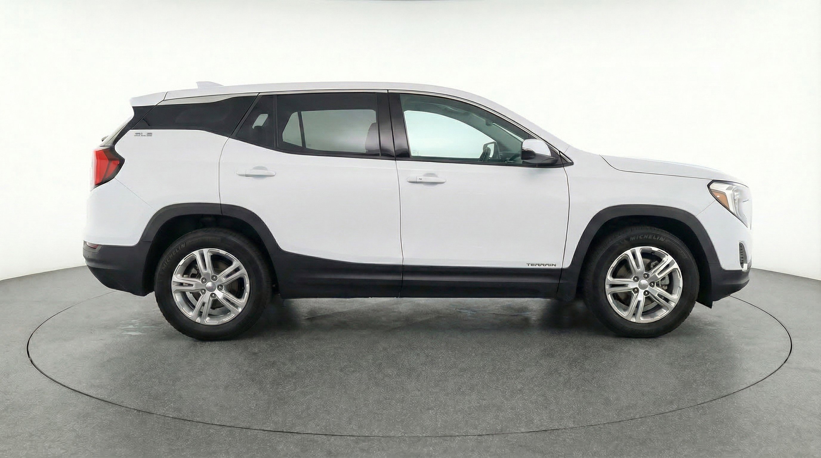 Used 2024 GMC Terrain SLE image 11