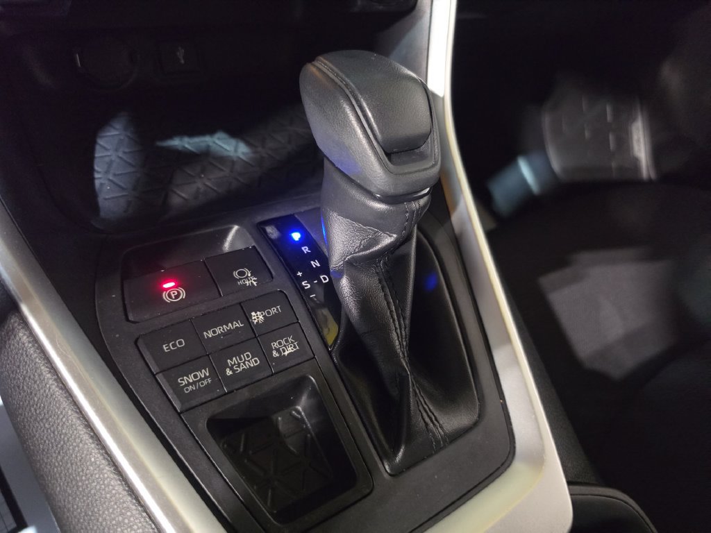 Used 2021 Toyota RAV4 LE AWD/4WD image 21
