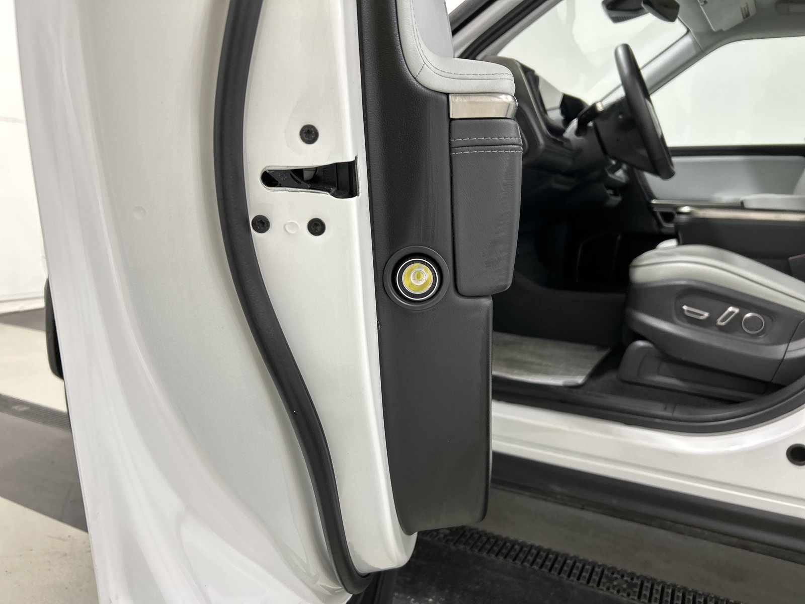 Used 2024 Rivian R1S Adventure AWD/4WD image 32