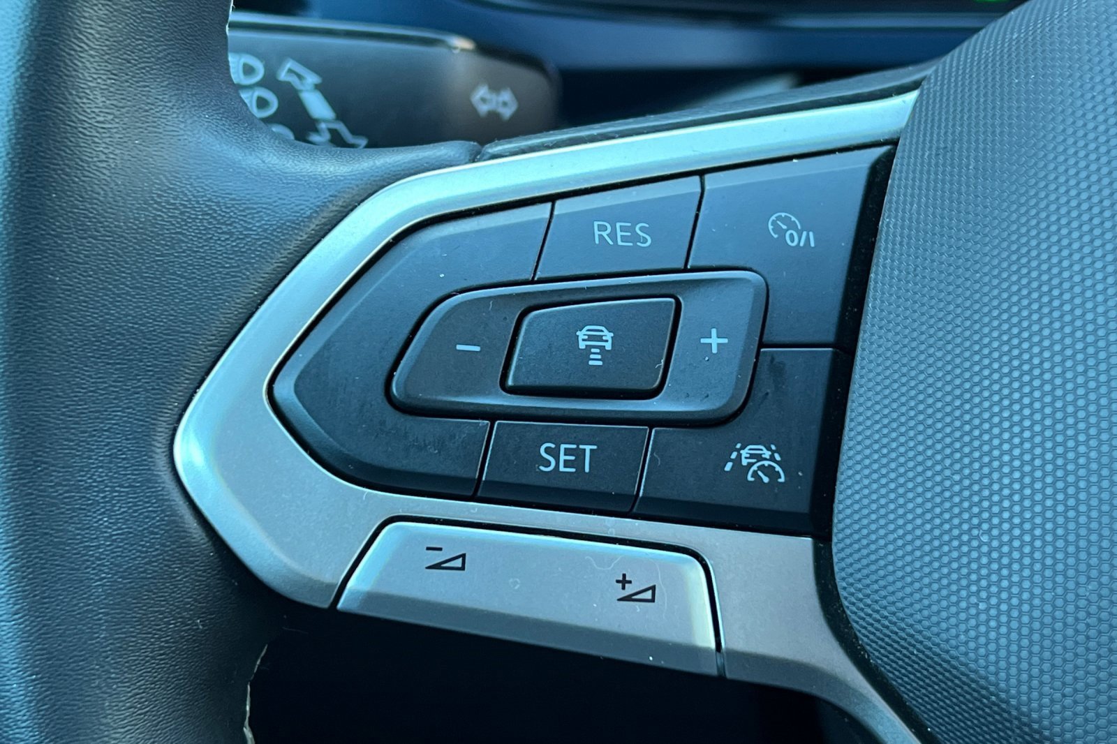 Used 2024 Volkswagen Taos SE image 31