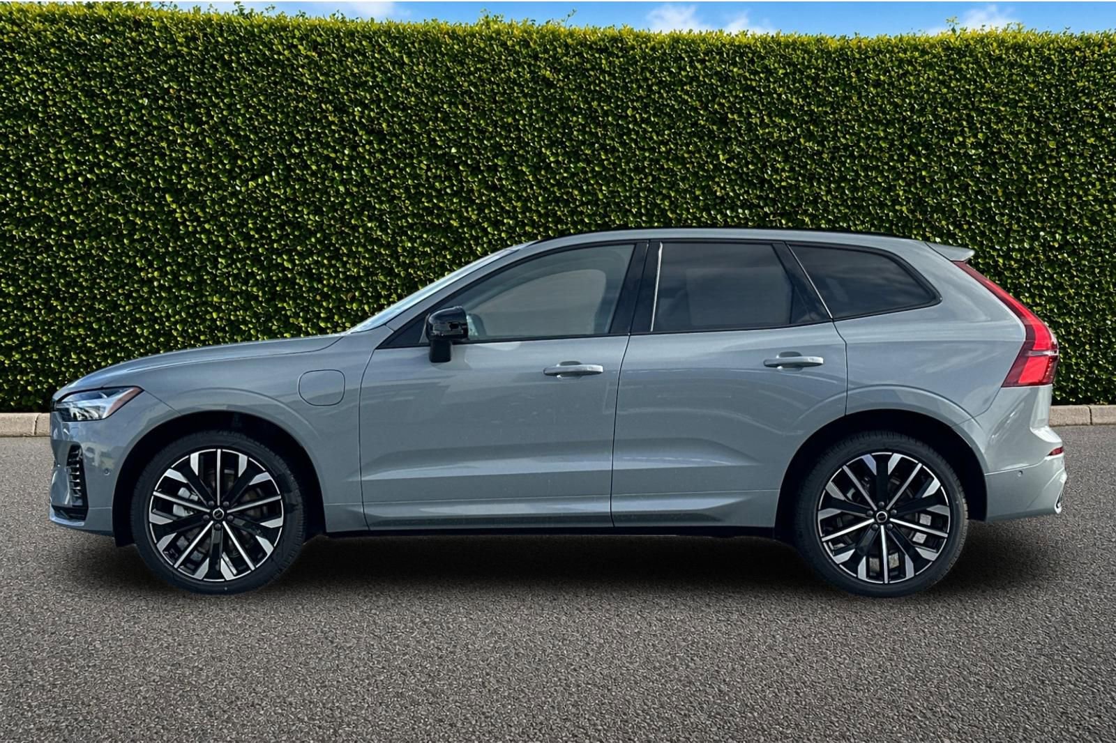 New 2026 Volvo XC60 T8 Ultra w/ Climate Package AWD/4WD image 3