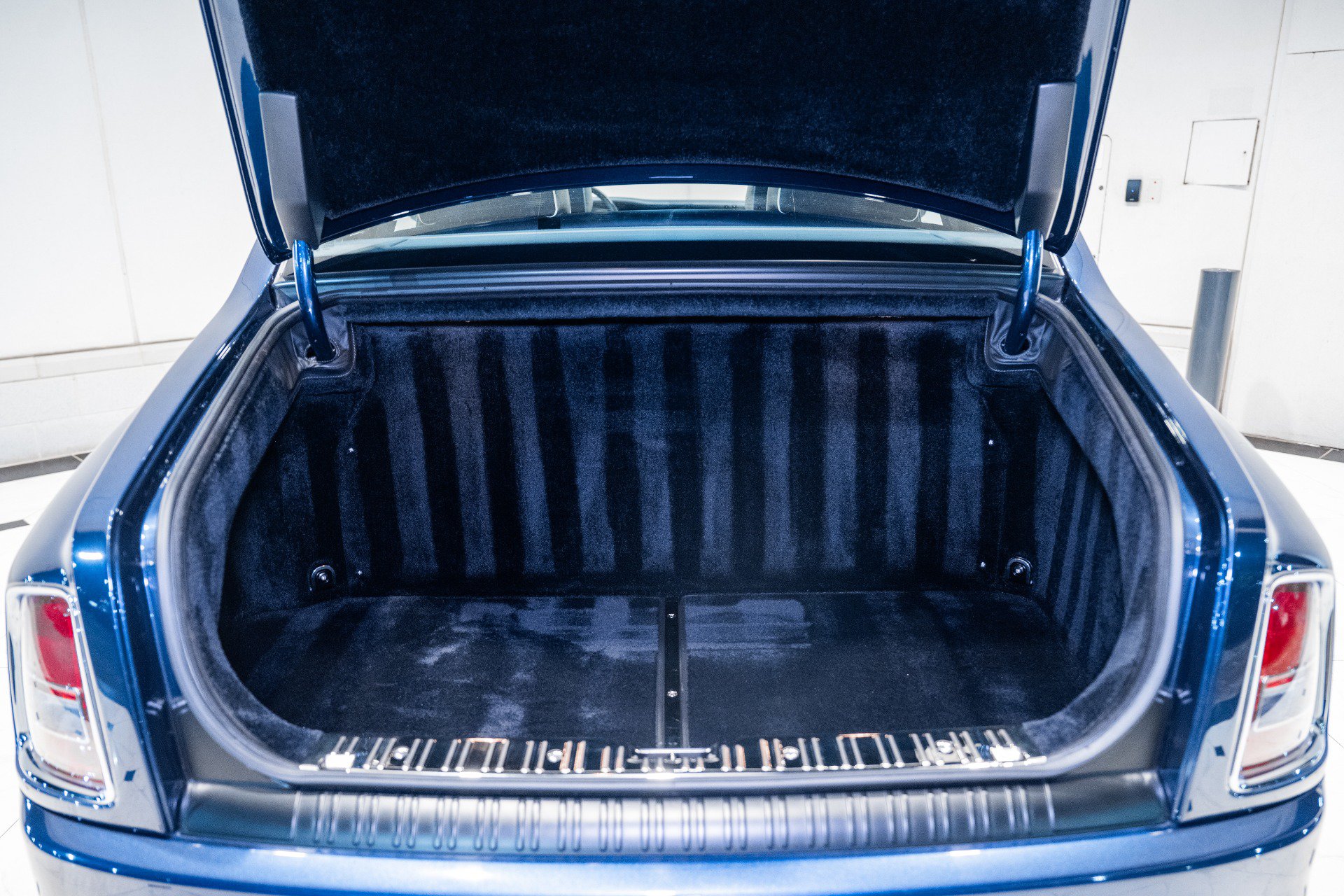 Used 2011 Rolls-Royce Phantom Sedan RWD image 9
