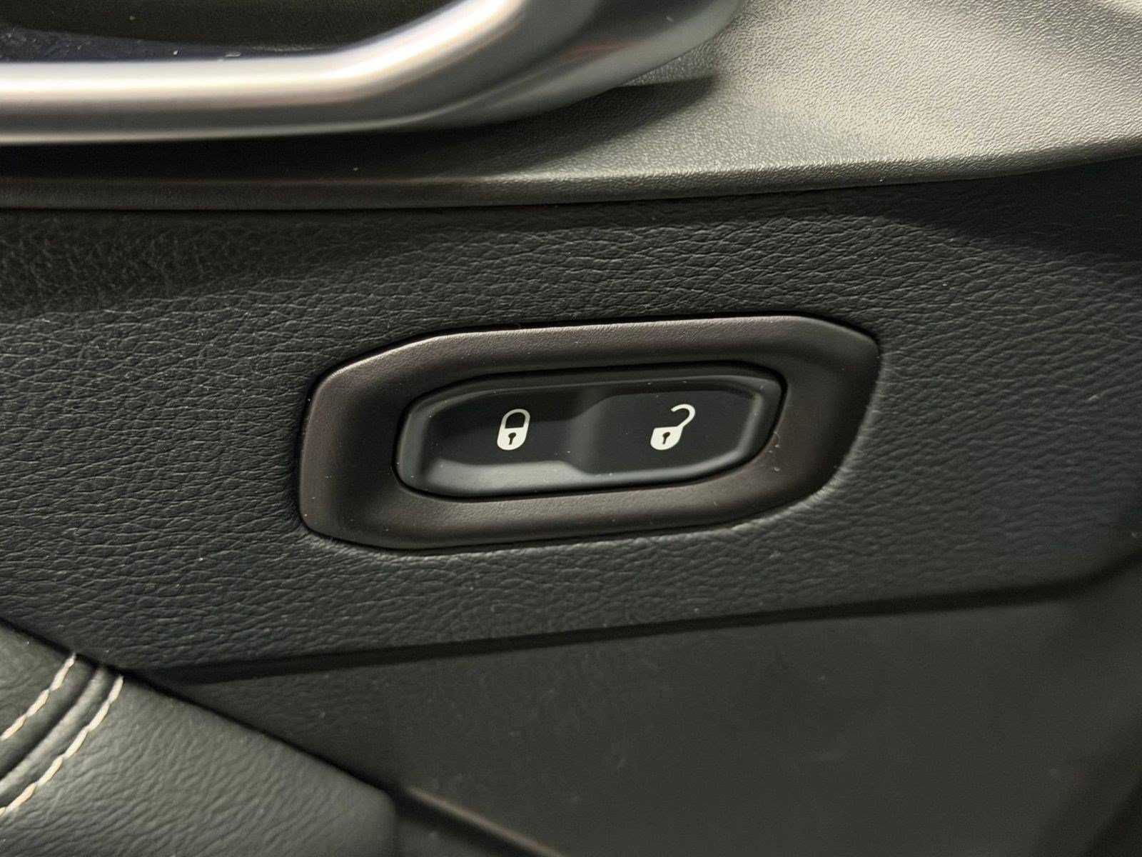Used 2019 Jeep Wrangler Unlimited Sahara w/ Cold Weather Group AWD/4WD image 17