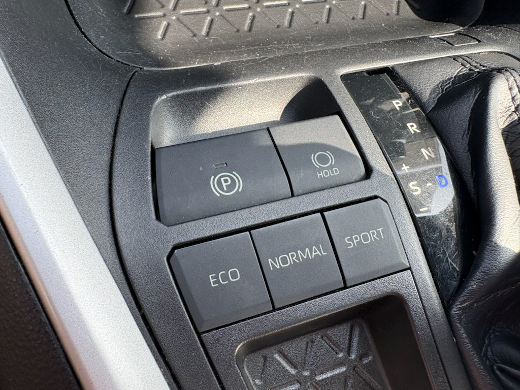 Used 2020 Toyota RAV4 XLE w/ Convenience Package FWD image 22