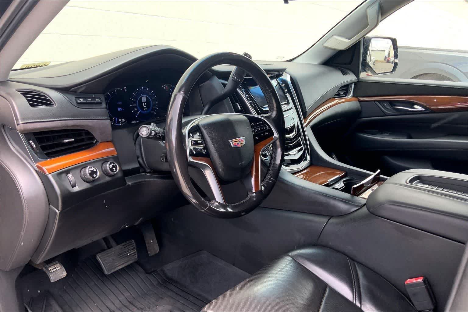 Used 2019 Cadillac Escalade ESV Luxury AWD/4WD image 2