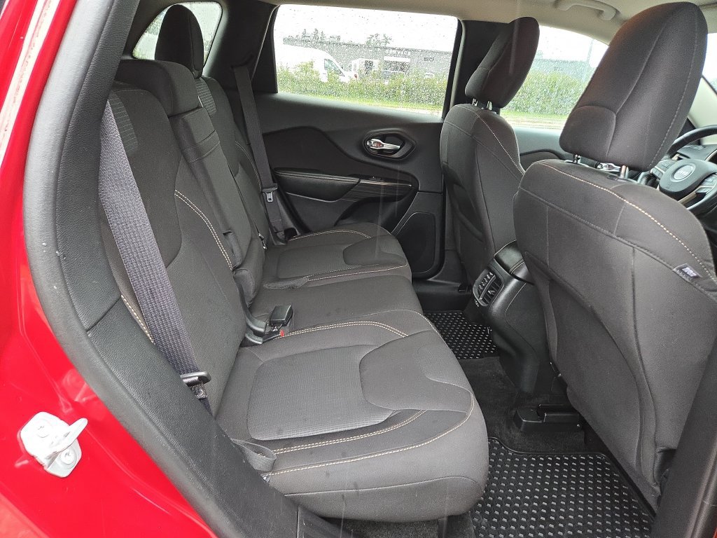 Used 2016 Jeep Cherokee Latitude w/ Cold Weather Group FWD image 29