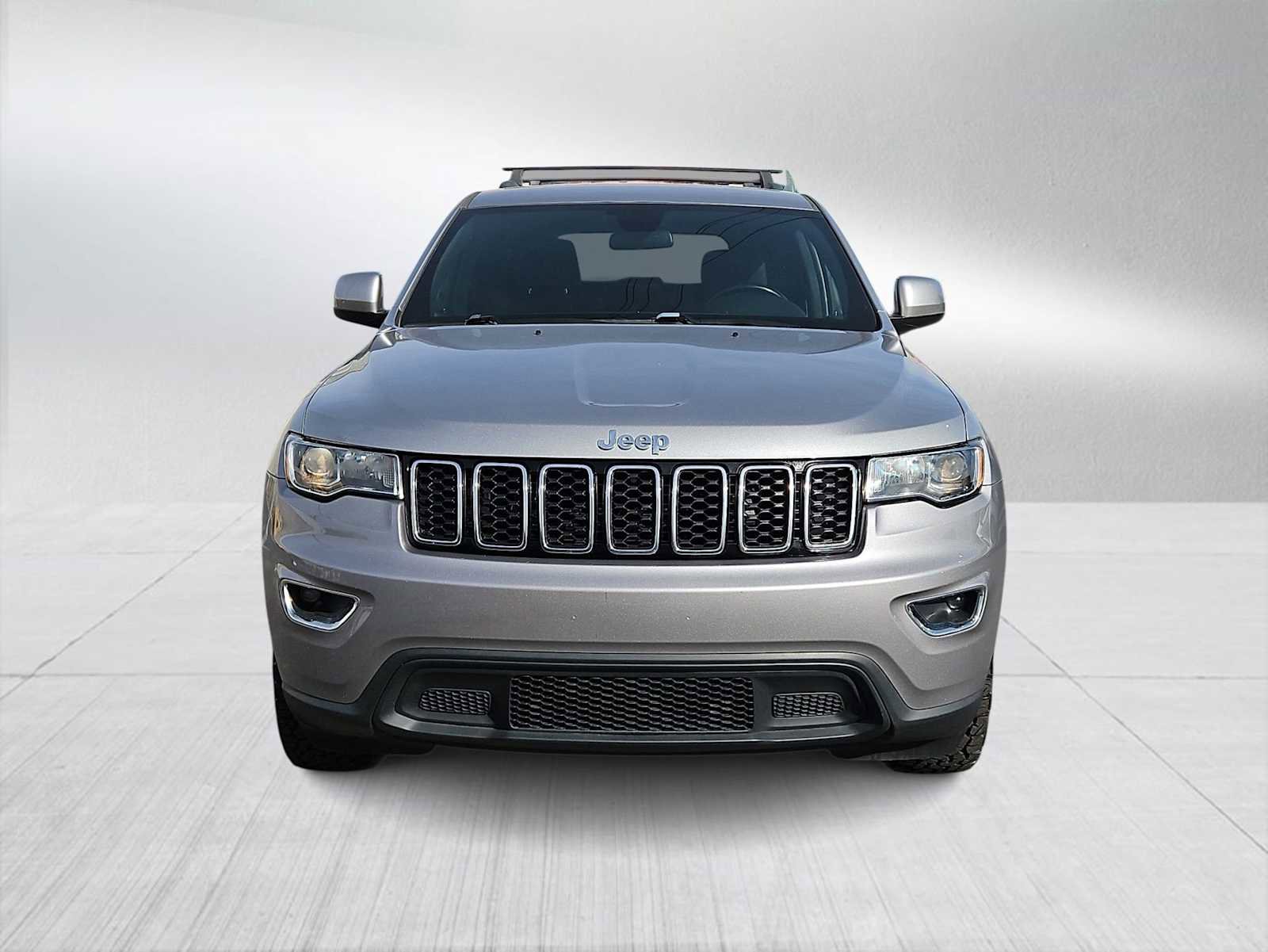Used 2020 Jeep Grand Cherokee Laredo image 3