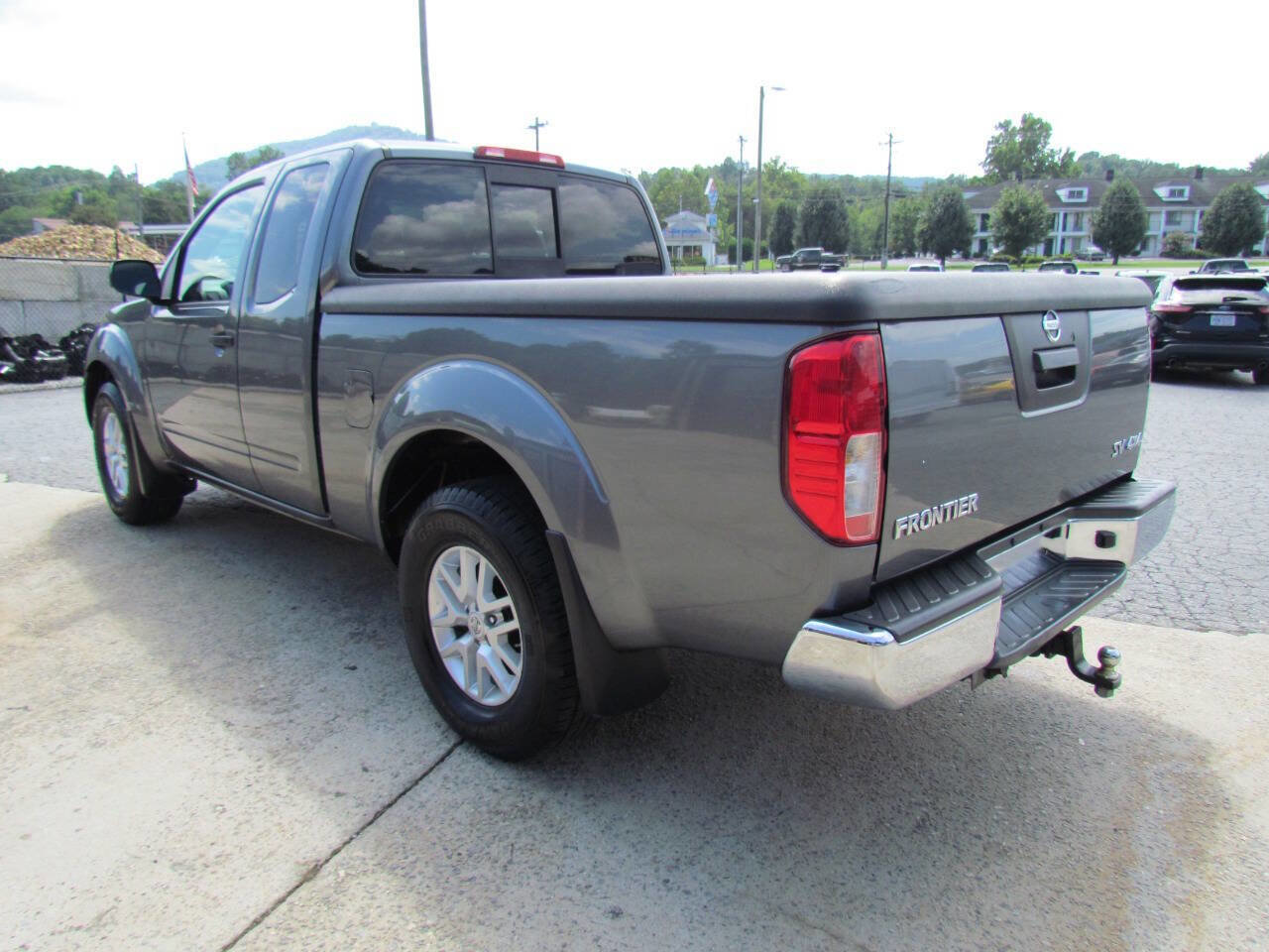 Used 2018 Nissan Frontier SV image 5
