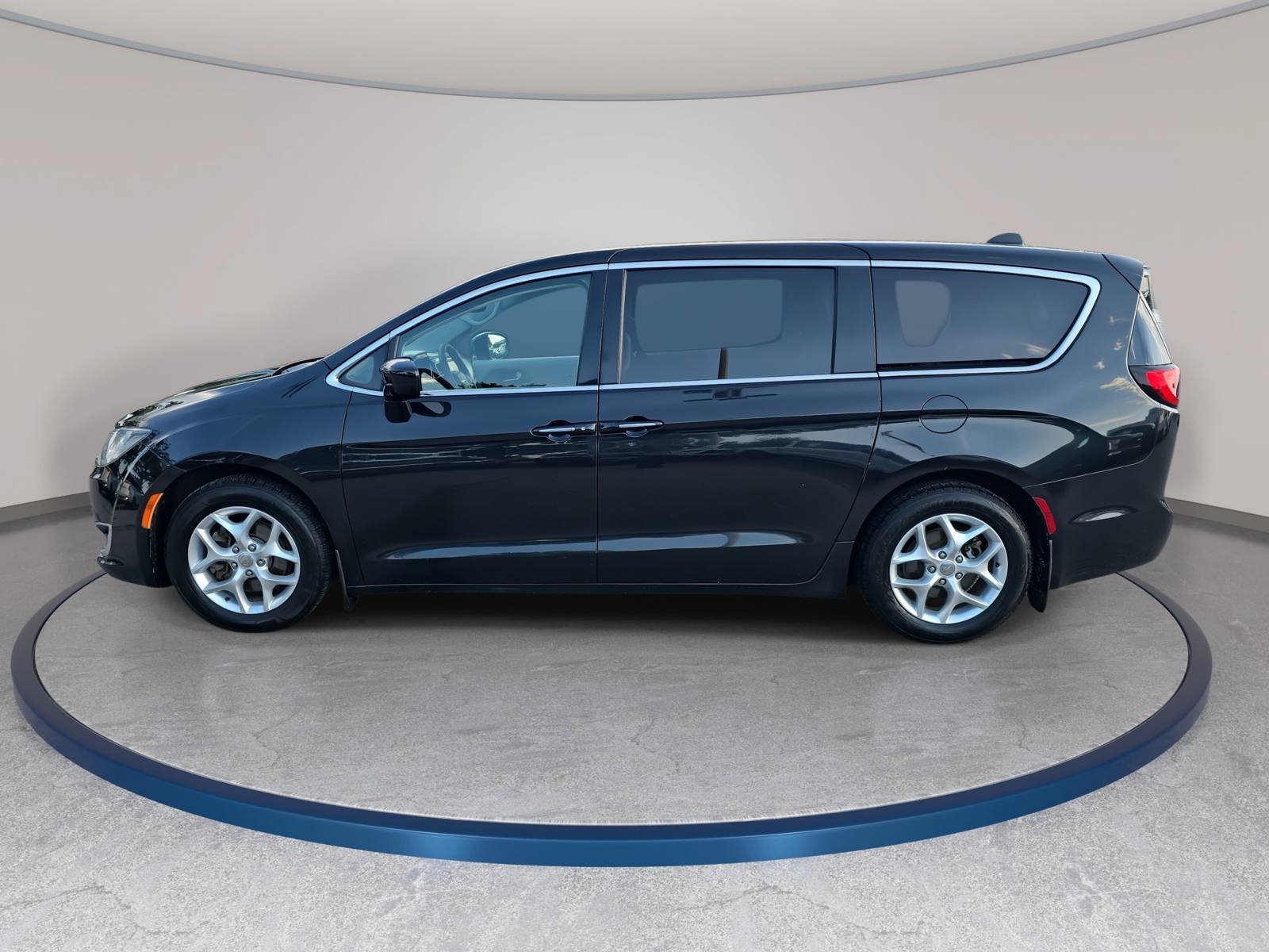 Used 2018 Chrysler Pacifica Touring Plus w/ Tire & Wheel Group FWD image 8